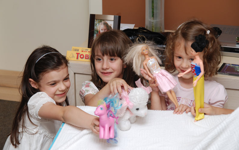 devojčice se igraju s lutkama