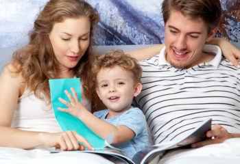 tročlana porodica čita priču za laku noć